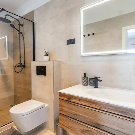 Апартаменти Hot Tub Sea View *